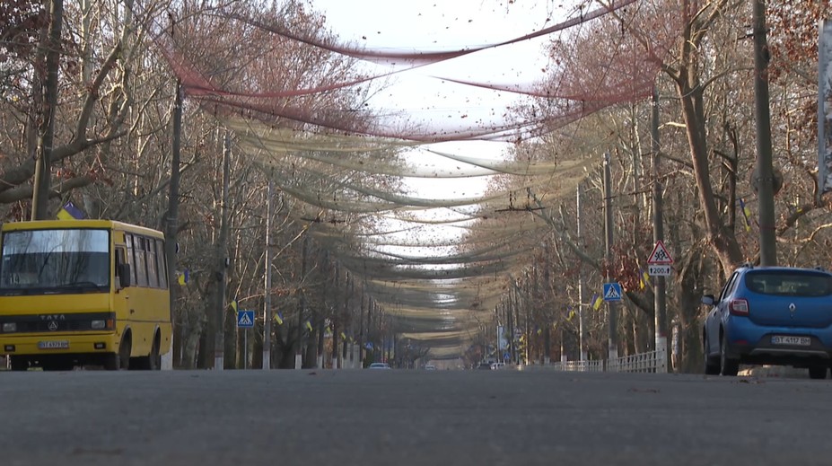 Mesto doslova pod sieťami. Navštívili sme Cherson, ktorý leží priamo na frontovej línii