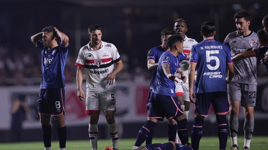 VIDEO: Zrútil sa na trávnik a už sa neprebral. Uruguajský futbalista zomrel na následky zástavy srdca