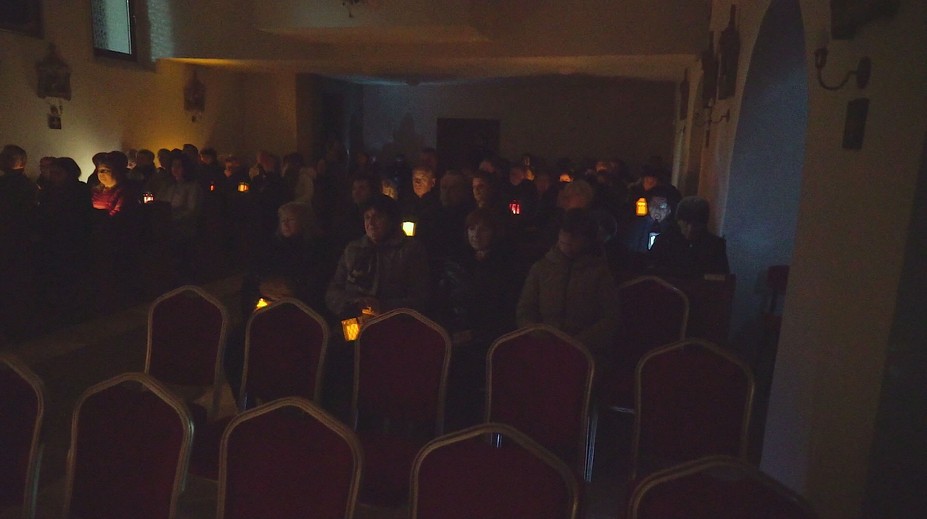 S lampášikmi v rukách si svietia cestou do kostola. V obci pri Nových Zámkoch prežíva stáročná tradícia