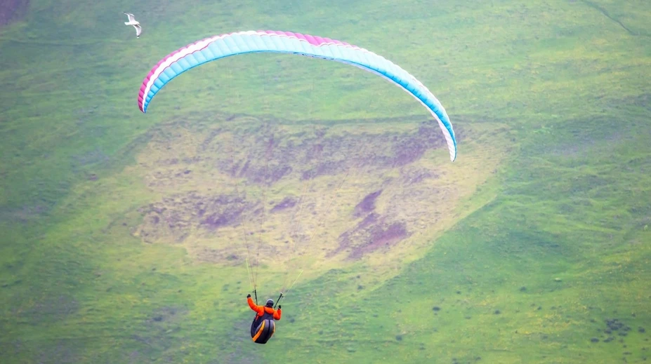 VIDEO: Myslela si, že zomrie. Paraglajdistkin padák vo vzduchu roztrhalo lietadlo