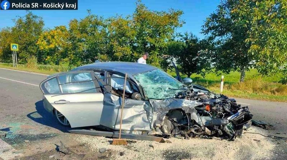 Vodič vo Fekišovciach obiehal autá na mieste, kde nemal. Spôsobil vážnu nehodu