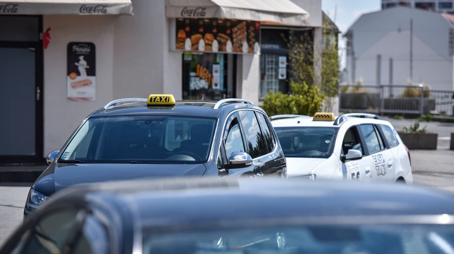 Taxikárska spoločnosť zverejnila bizarnosti, ktoré si ľudia zabudli v autách. Niektoré poriadne prekvapujú