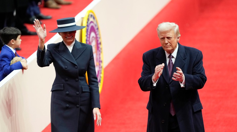 FOTO: Klobúk Melanie Trumpovej aj senátor v mikine a šortkách. Pozrite si módu z inaugurácie Trumpa
