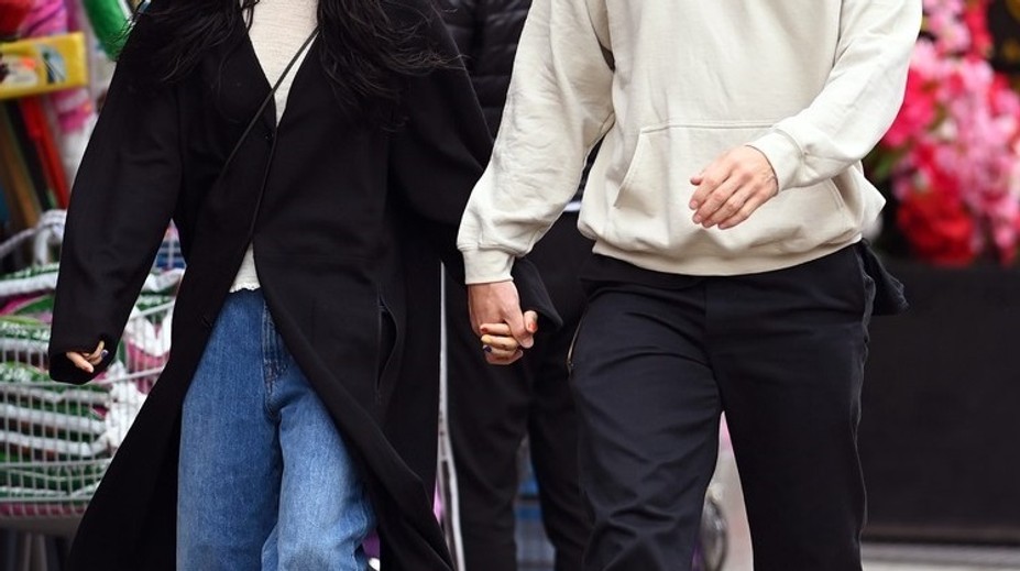 Je to tam! Nový pár sa ruka v ruke odhalil sám