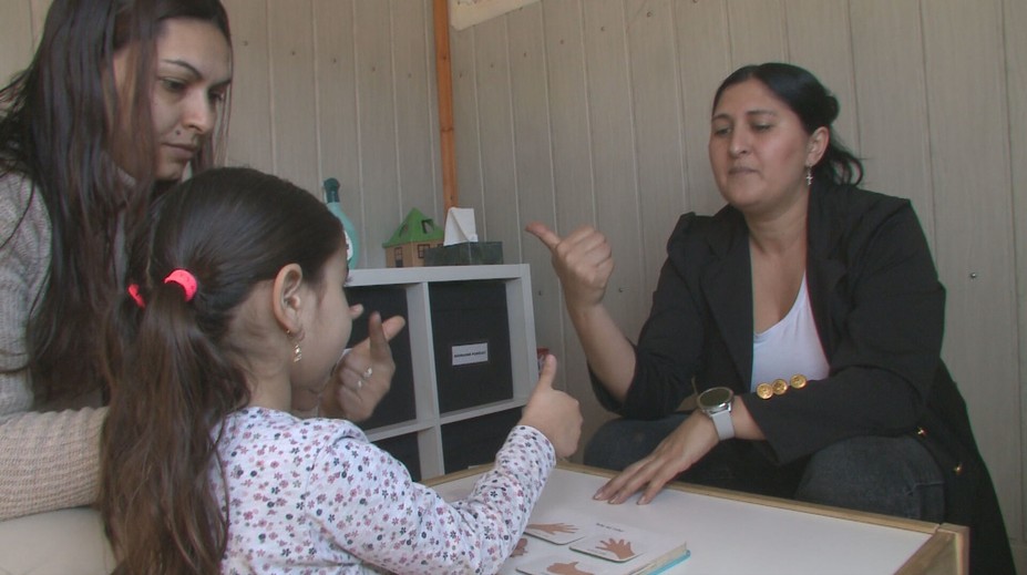 Učia ich rozoznávať farby, počítať a hovoriť po slovensky. O deti v rómskych osadách sa starajú aj profesionálne matky