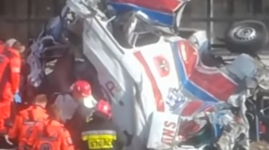 VIDEO: Desivá nehoda v Poľsku. Vlak v plnej rýchlosti zošrotoval sanitku