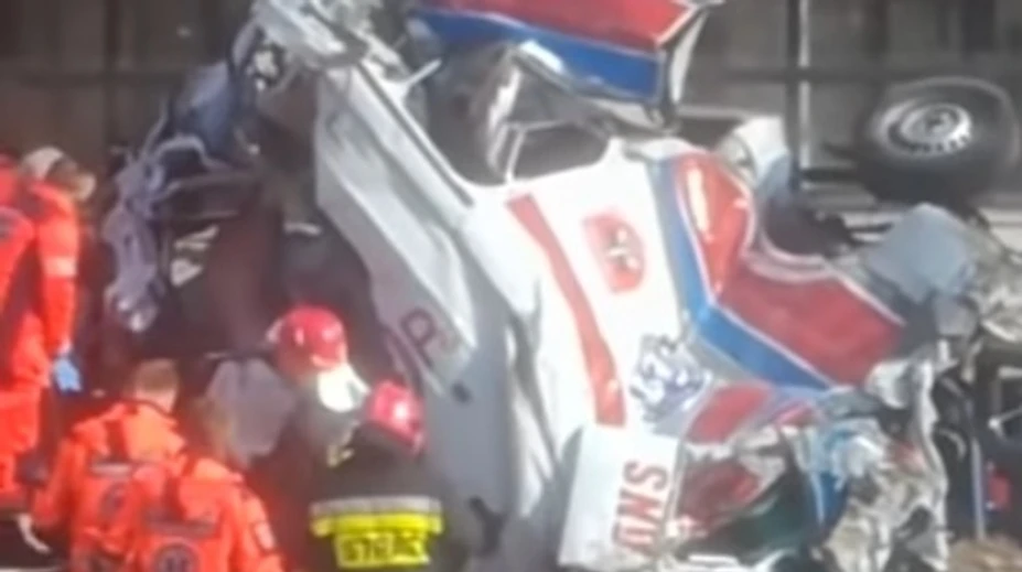 VIDEO: Desivá nehoda v Poľsku. Vlak v plnej rýchlosti zošrotoval sanitku