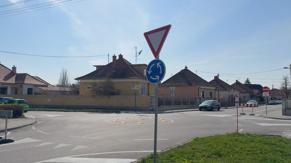 Šokovaní vodiči v Trnave. Netradičný kruhový objazd vyvoláva veľké vášne
