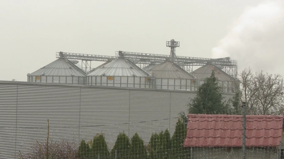 Vo väčšine Slovenska sneží sneh, v Čeľadiciach kukuričné plevy. Obyvateľom sýpka ničí život