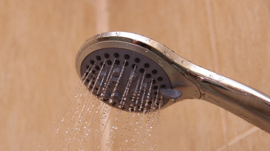 Sprchová hlavica a hadica sú rajom pre baktérie. Takto sa ich jednoducho zbavíte