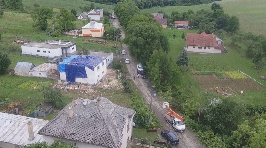 Pracovný víkend v Petkovciach: Po tornáde sa pustili do veľkého upratovania