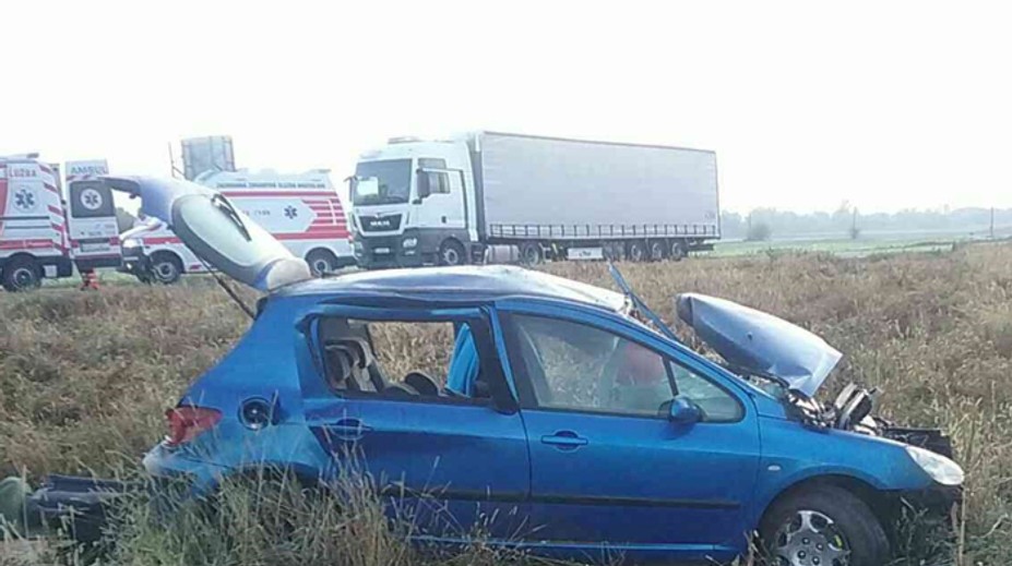 Tragické ráno cestou do práce pri Šarovciach. V aute, ktoré vyletelo do poľa, jeden neprežil