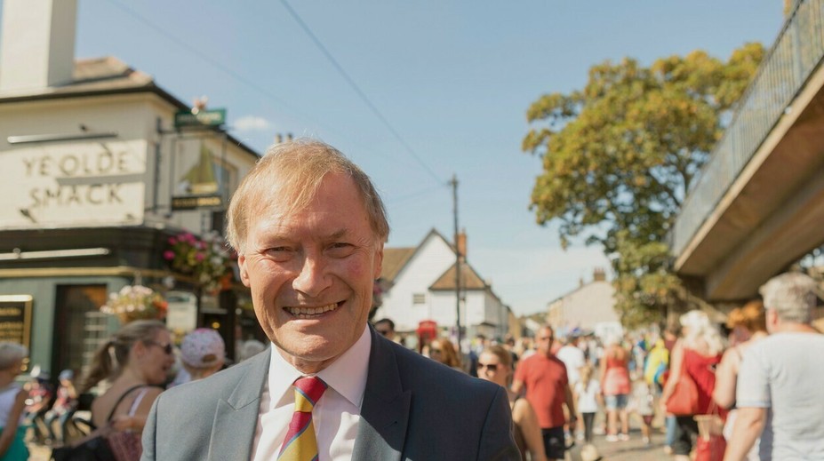 Pobodaný britský poslanec podľahol zraneniam. Vyšetrovať to bude protiteroristická jednotka