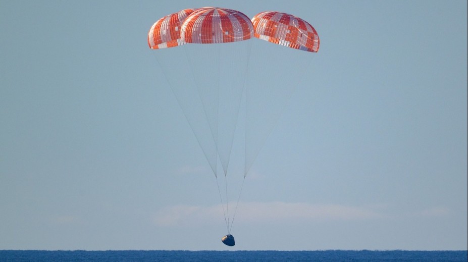 VIDEO: Leteli ďalej než ktokoľvek pred nimi. Posádka Artemis II pristála v oceáne