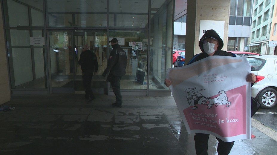 Zákaz zhromažďovania ich neodradil. Odborári prišli protestovať po skupinkách