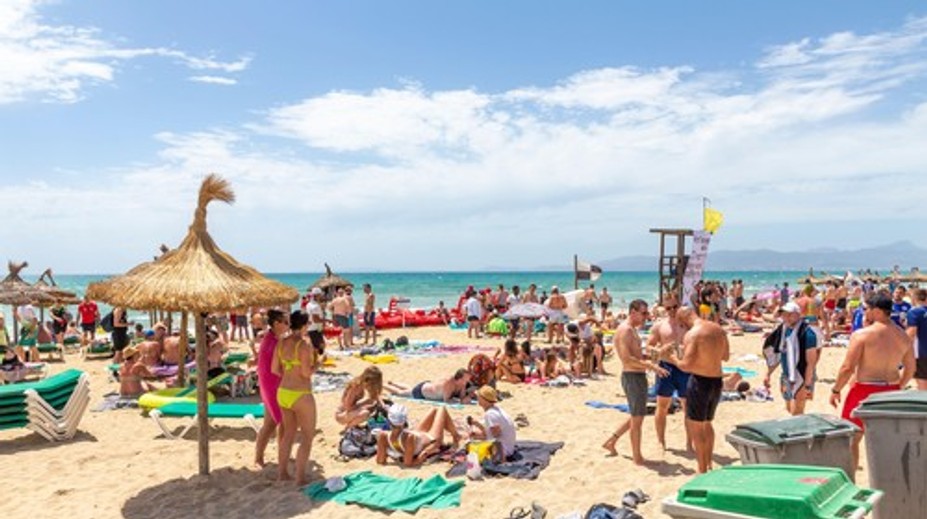 Tvrdý trest pre turistov: Ubudne až pätina ležadiel. Obyvateľom populárnej destinácie došla trpezlivosť