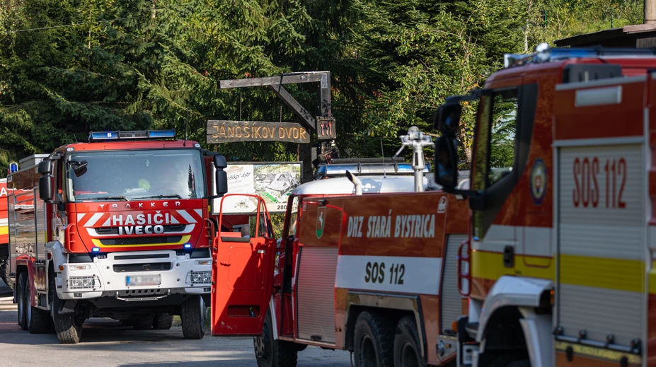 Veľký požiar v okrese Trnava. V areáli družstva zasahujú hasiči