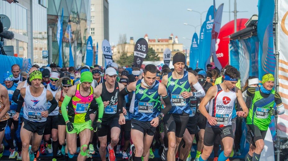 VIDEO: Bratislava sa cez víkend opäť zastaví, aby mohla bežať. Čo hovoria favoriti maratónu pred štartom?