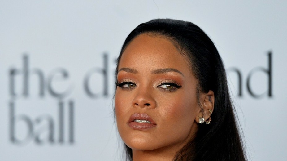 Nádherná Rihanna na bále. Len výber šiat jej nevyšiel