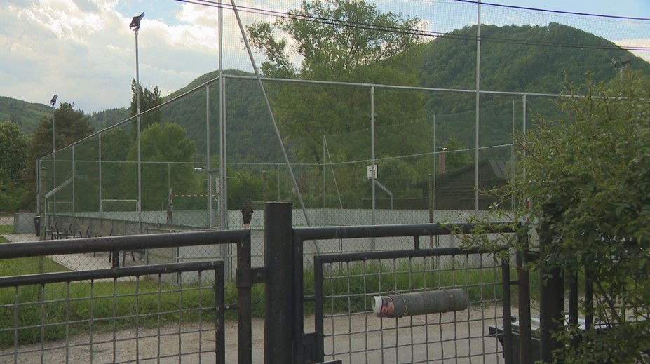 Obyvateľom žilinskej časti pod oknami vybudovali multifunkčné ihrisko. Z obrovského hluku im je do plaču