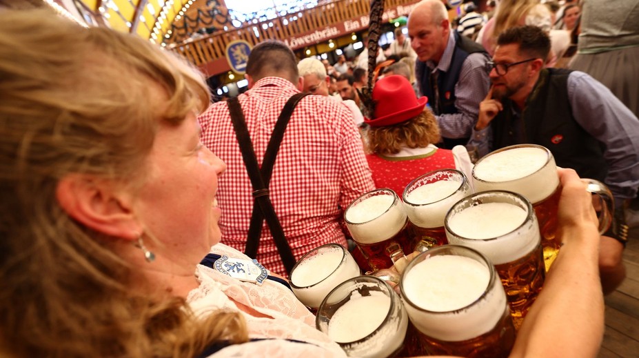 Liter piva tam stojí 16 eur. Na Oktoberfest pricestovali ľudia z celého sveta