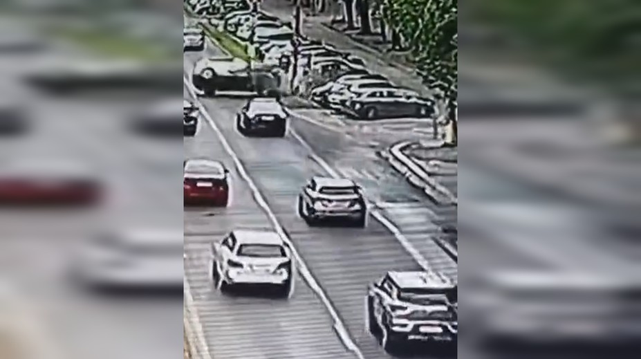 VIDEO: Vodiči neverili vlastným očiam. Auto havarovalo v Bratislave na rovnej ceste