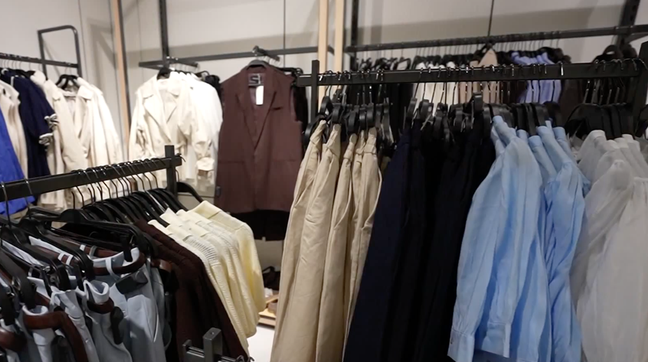 Vrátia sa do módy skinny džínsy? Stylistka odhalila trendy, ktoré ovládnu najbližšie mesiace