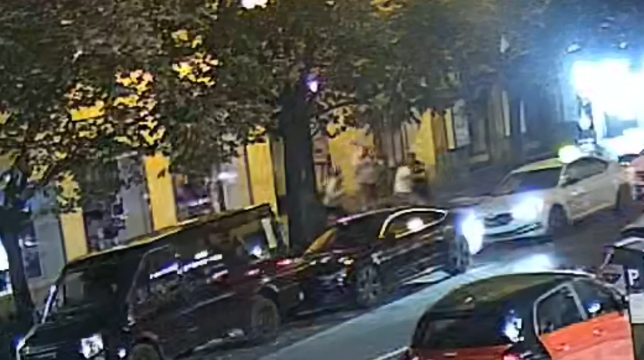 VIDEO: Bitka medzi turistami v centre Prahy sa skončila tragédiou. Muž zomrel po rane fľašou od vodky