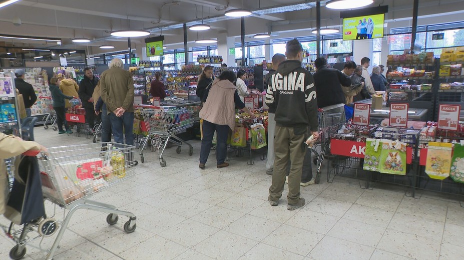 Nákupy počas Veľkej noci: Obchody sa plnia Slovákmi, otváracie hodiny sa v pondelok menia