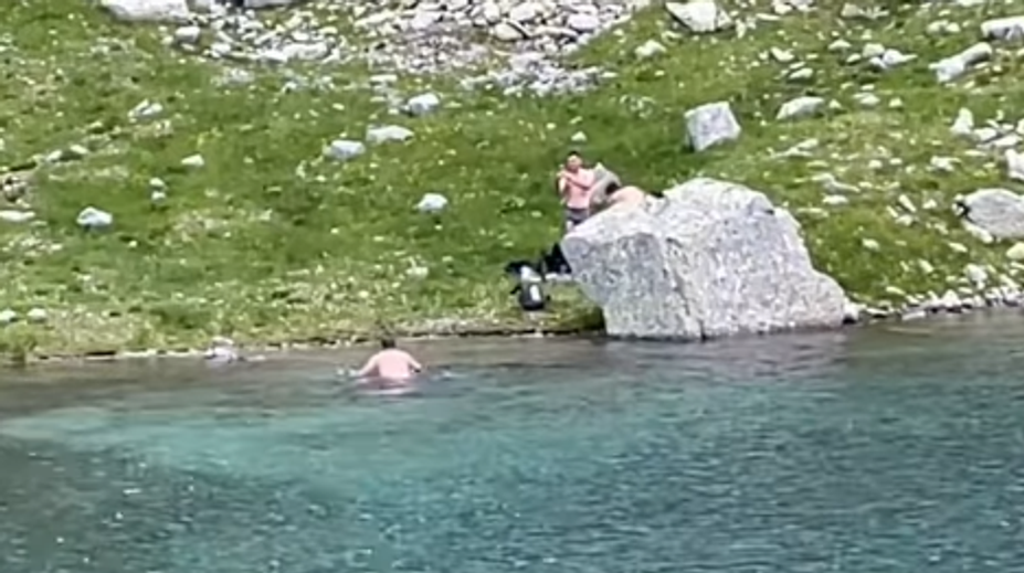 VIDEO: Zaplával si v plese a spokojne sa vrátil na breh. Video z Tatier poburuje ľudí