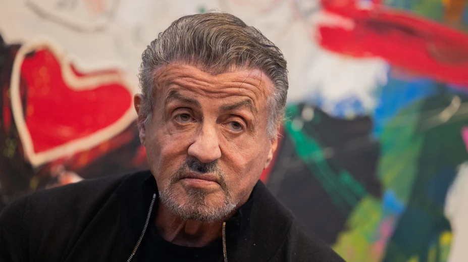 Z muža, ktorý prespával na staniciach, sa stala legenda. Sylvester Stallone oslavuje významné životné jubileum