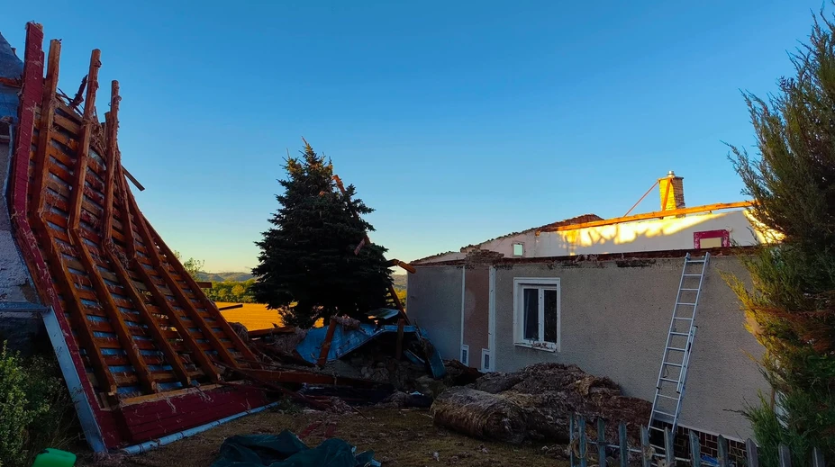 Juhovýchodným Slovenskom sa prehnali mimoriadne silné búrky. Rozsah škôd nevylučuje výskyt tornáda