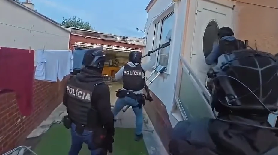 VIDEO: Policajná razia. Vydávali sa za ženu, matku aj policajta. Od 26-ročného muža mali podvodníci vylákať 10-tisíc eur