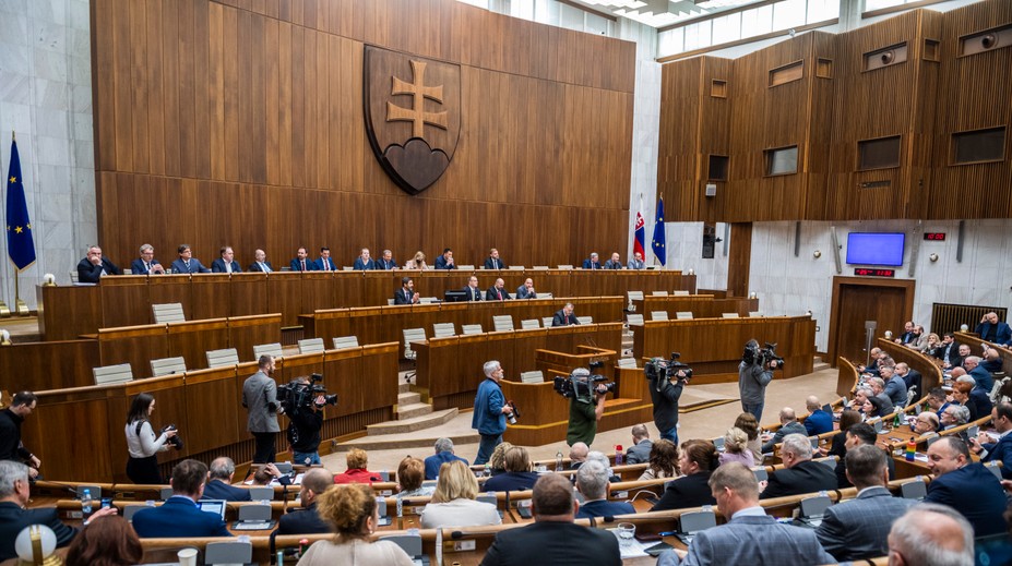 Konzervatívci opäť chcú v nedeľu zatvoriť obchody. Pomôcť to má manželstvám, rodinám a deťom