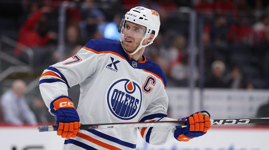 VIDEO: Zo súperov urobil divákov. Genialita McDavida nemá hraníc, dosiahol jeden z najkrajších gólov sezóny