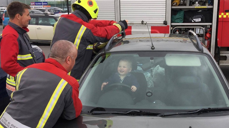 Batoľa sa zamklo v aute. Hasiči sa počas jeho záchrany poriadne nasmiali
