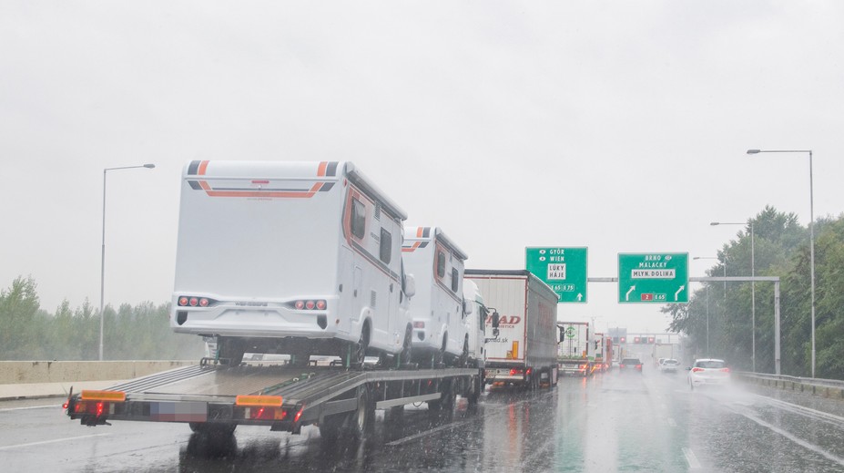 Pri Bratislave vznikajú rozsiahle kolóny. Niekde vodiči čakajú aj dve hodiny