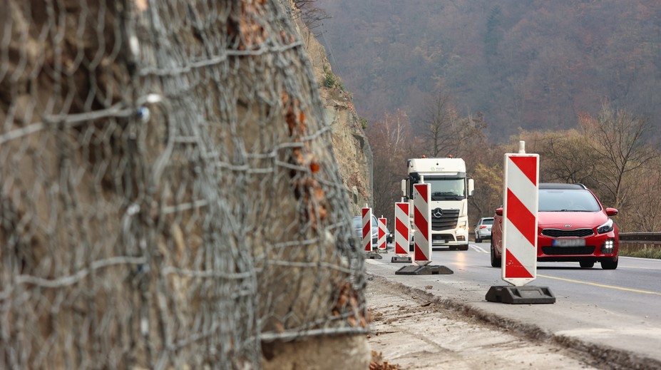 Deň po otvorení tunela Višňové sa začali práce pod Strečnom. Doprava je tam obmedzená