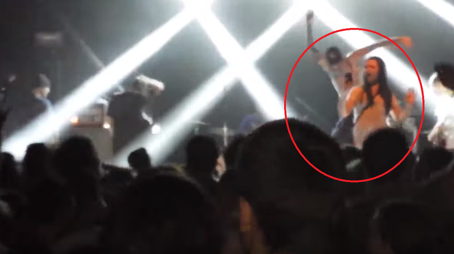 Spevák napadol fanúšičku. Doslova ju skopol z pódia