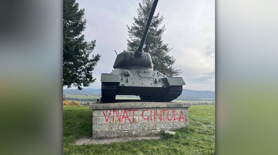 Na strednom Slovensku vandali poškodili pamiatku. Napísali na ňu meno atentátnika