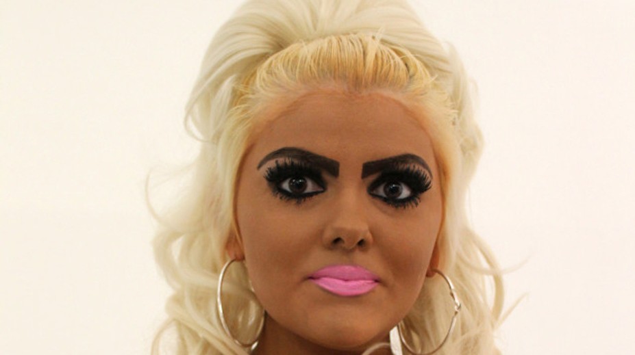 Chcela byť ako Barbie, vyzerala otrasne. Toto z nej urobil tím vizážistov