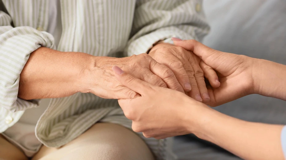 Každý tretí senior zažíva osamelosť. Odborníčka upozorňuje, čo môže spôsobiť jeho zdraviu