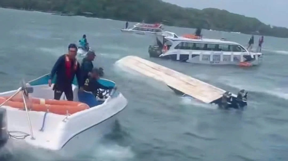VIDEO: V obľúbenej dovolenkovej destinácii Slovákov sa prevrátila loď. Hlásia najmenej 15 mŕtvych turistov