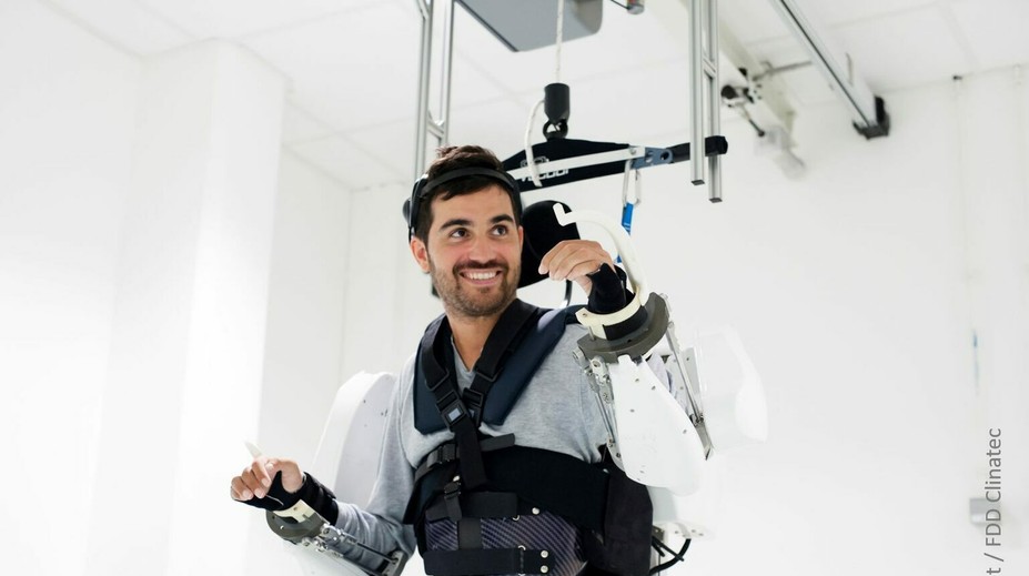 Ochrnutý muž opäť chodil. Pomohol mu k tomu tento technologický zázrak ovládaný mysľou