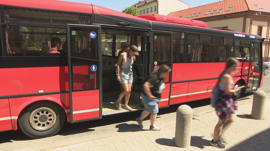Zo školy to mali domov len pár minút. Päť detí na západnom Slovensku skončilo pre chybu vodiča úplne inde