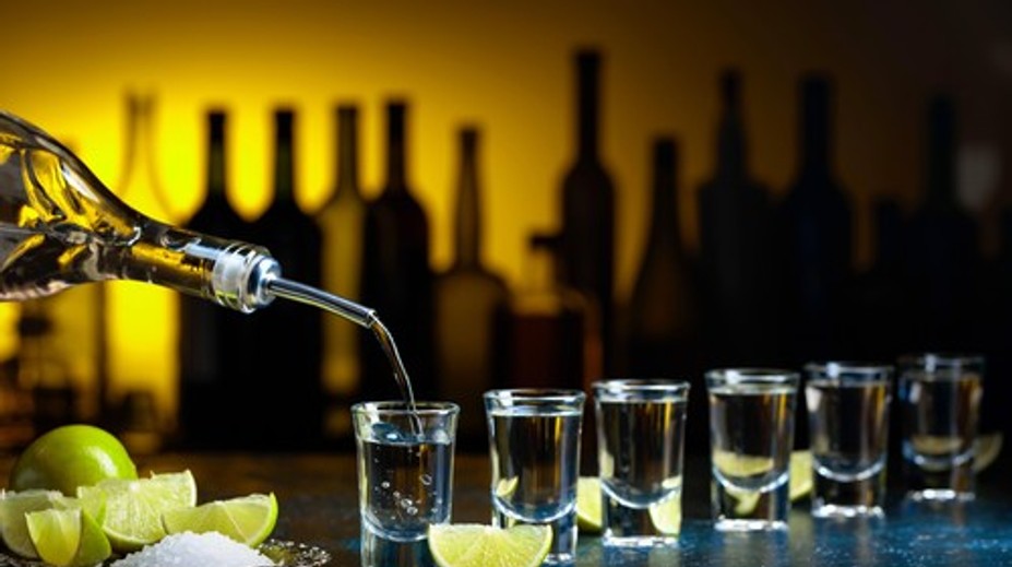 Po 14 panákoch spadla zo schodov. Súd jej priznal obrovské odškodné: Nemali jej nalievať