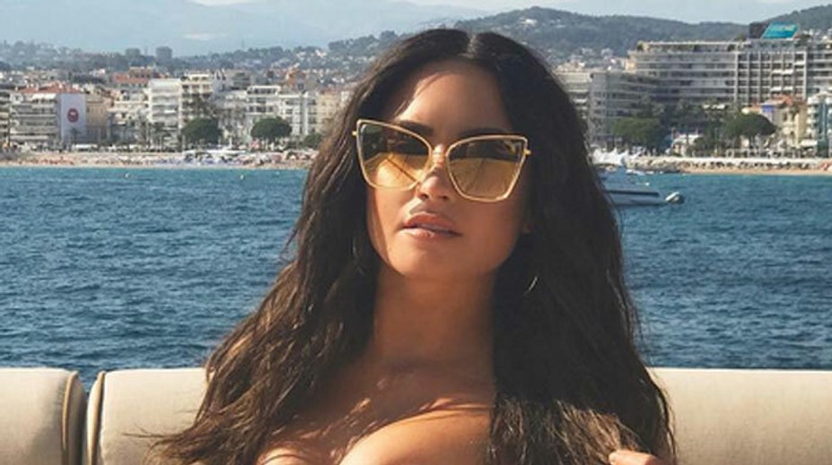 Odvážna speváčka sa nebabre: Demi, čo ten bujný dekolt?