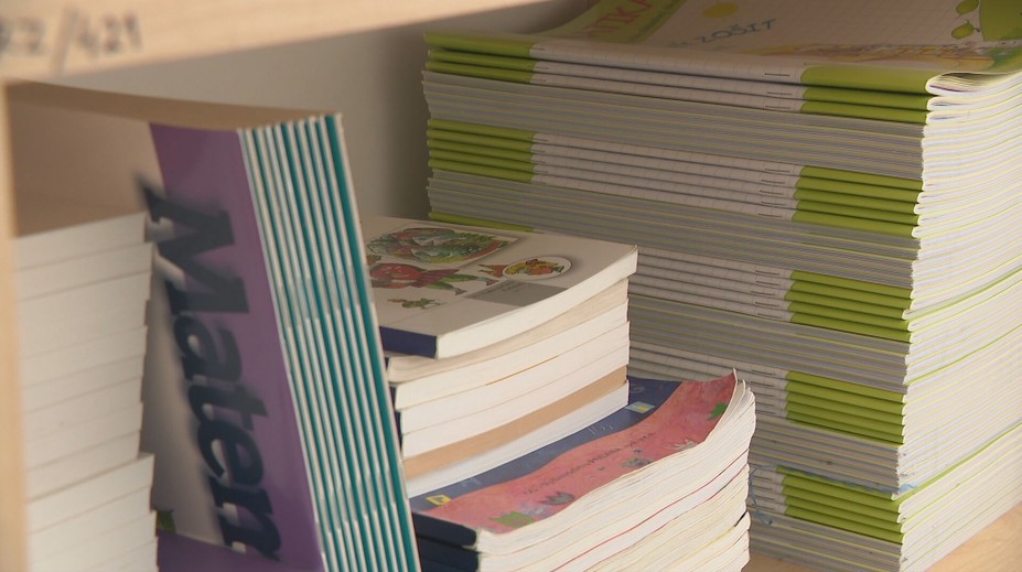 Budú rodičia priplácať viac za učebnice? Ministerstvo vracia starý systém, ten robil veľké problémy