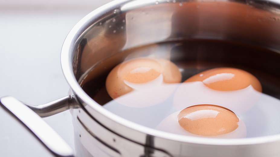 Uvarené vajíčka dávame hneď do studenej vody: Je to chyba