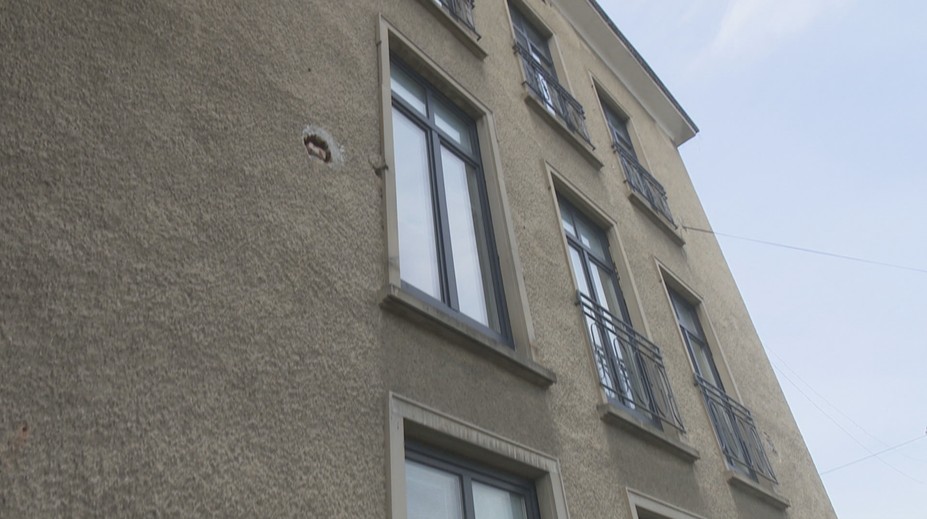 Ples vo Fiľakove sa skončil tragicky. Mladík sa oprel o okenné zábradlie, ktoré povolilo